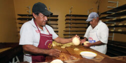 Fotos: Adrián Gaytán // La cuarta generación de la familia Martínez, ha logrado mantener la tradición del mejor pan, en la panadería “Santa Cruz”, de Tomaltepec.