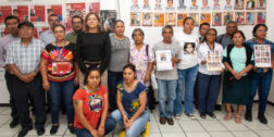 La presidenta de la DDHPO, Elizabeth Lara Rodríguez, con familiares de víctimas de desaparición forzada.