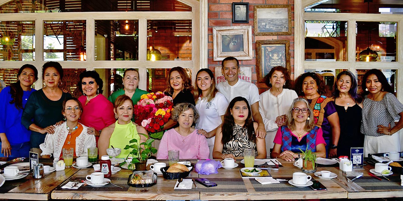 Fotos: Rubén Morales // Los asistentes le desearon mucha vida y salud a Rosa Linda Vásquez García.