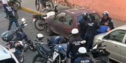 Foto: Tomada de video // La policía municipal carente de protocolos para atajar agresiones.
