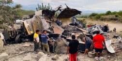 La unidad de motor del grupo musical juchiteco cayó a un barranco en jurisdicción de Nejapa de Madero.