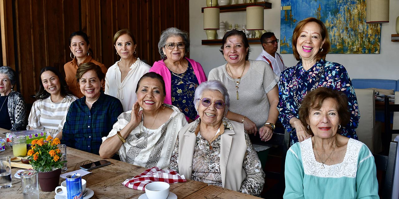 Fotos: Rubén Morales // Las amigas saborearon deliciosos platillos y bebidas a la carta mientras sostenían una agradable platica.