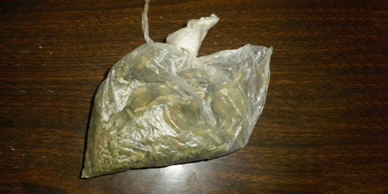 Los detenidos portaban marihuana, además de una pipa con residuos de la misma.