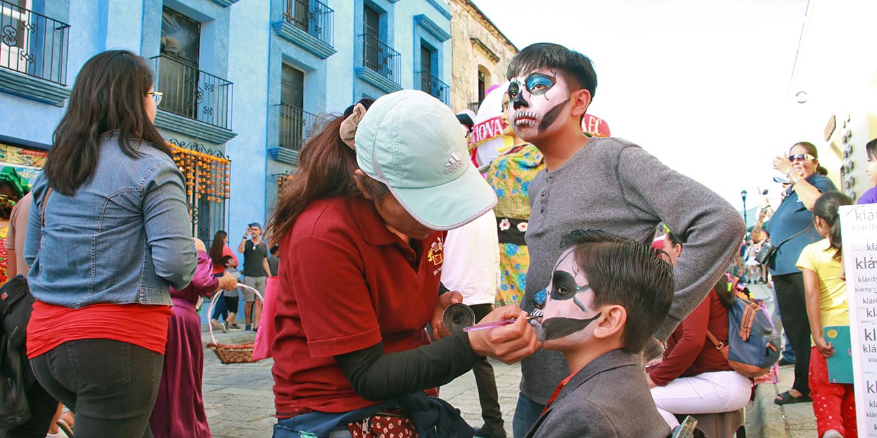 Foto: Adrián Gaytán // Pintacaritas hacen su agosto a costo en calles del Centro Histórico.