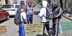 Foto: Luis Alberto Cruz // Por un conflicto sindical, un reducido grupo de maestros de la Sección 22 bloquea la calle Pino Suárez de la ciudad de Oaxaca.