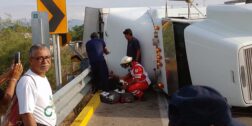 Foto: Alfonso Méndez // Paramédicos de la Cruz Roja auxiliaron al chofer y lo trasladaron al hospital.