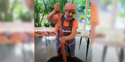 Promueve Raquel Silva Méndez la elaboración de pasta de mole negro.