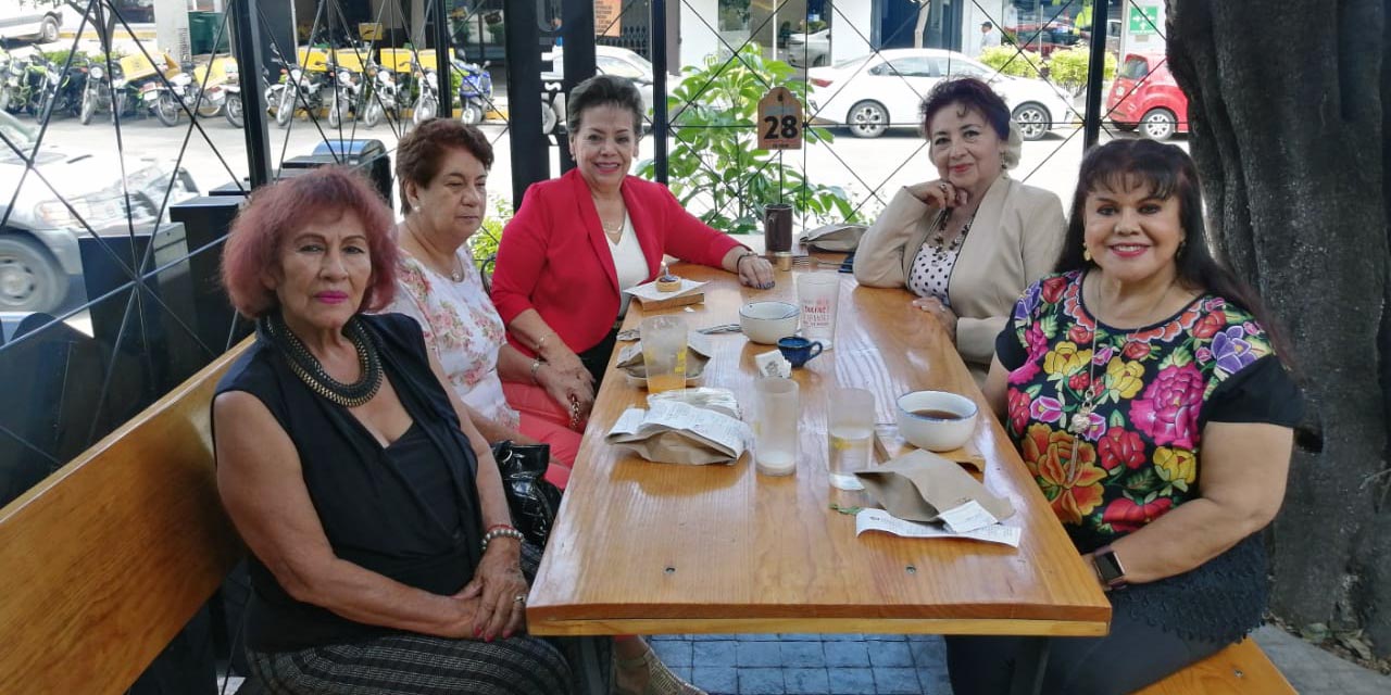 Rosita Fernández, Margarita Zamora, Judith Ramírez, Irma Chagoya y Lupita Gallegos.
