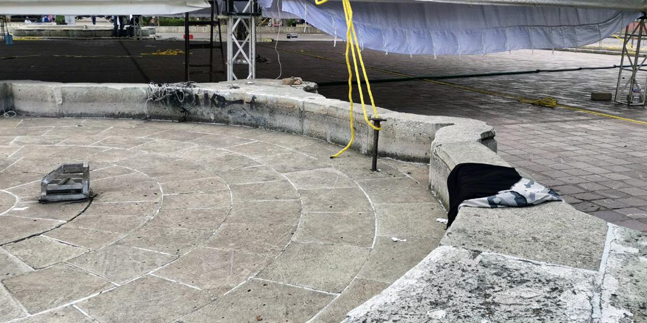 Fotos: Jesús Santiago // Se perforó con estacas el interior de una de las cuatro fuentes de cantera del parque para apoyar en ellas las estructuras de las carpas.