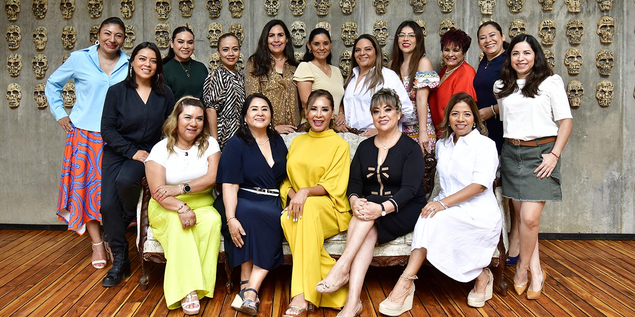 Fotos: Rubén Morales // Sus amigas le obsequiaron flores y le desearon lo mejor en su onomástico.