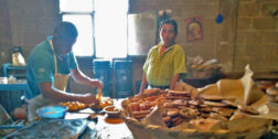 Teófilo Martínez informó que diario elaboran cinco canastos de pan hojaldra.