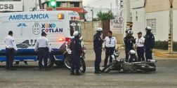Una ambulancia de Protección Civil Municipal atendió al oficial lesionado.
