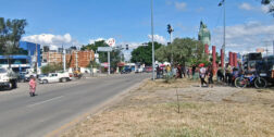 Foto: Adrián Carrera // Vecinos de Pueblo Nuevo se concentraron en Viguera; no bloquearon pero exigen solución a sus demandas.