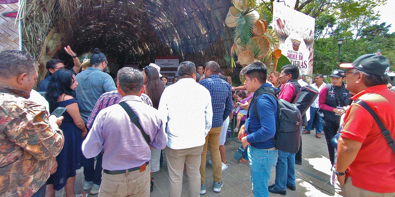 Foto: Jesús Santiago // Visitantes implorando por acceso al Festival de Mole de Caderas; el acceso era “con boleto”