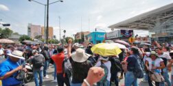 Foto: Adrián Gaytán // El bloqueo del personal de la Sección 22 del SNTE afectó a cientos de personas.