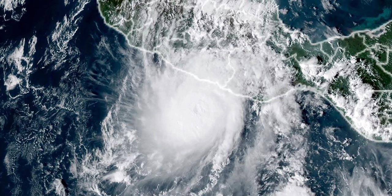 Para este día, se prevé que el Huracán Otis impacte en la costa central de Guerrero al oeste de Acapulco.