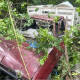 Fallan frenos en camioneta y cae a un barranco en Tututepec