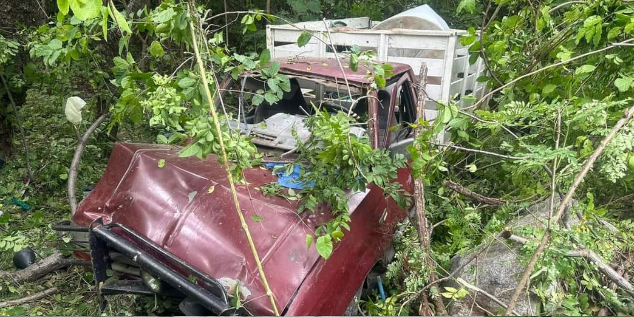 Fallan frenos en camioneta y cae a un barranco en Tututepec | El Imparcial de Oaxaca