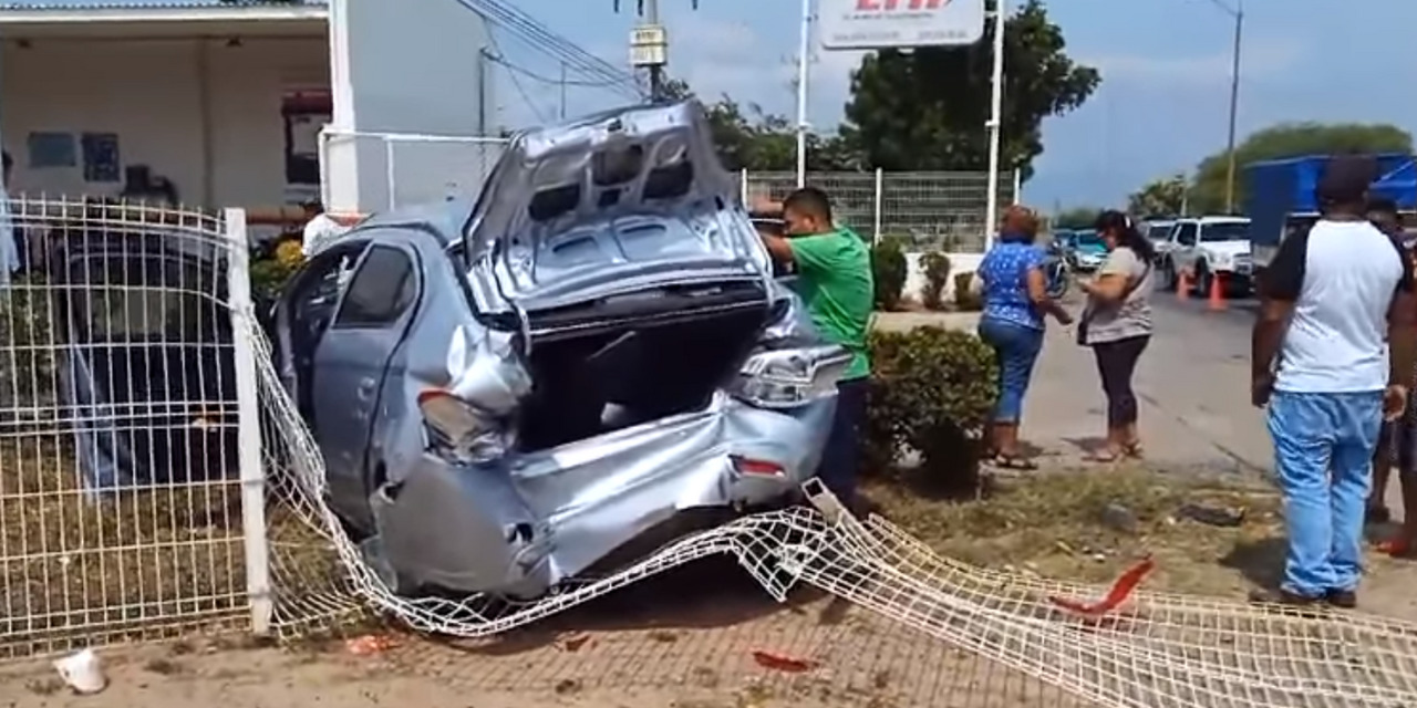 Aparatosa colisión entre vehículos deja un conductor malherido | El Imparcial de Oaxaca