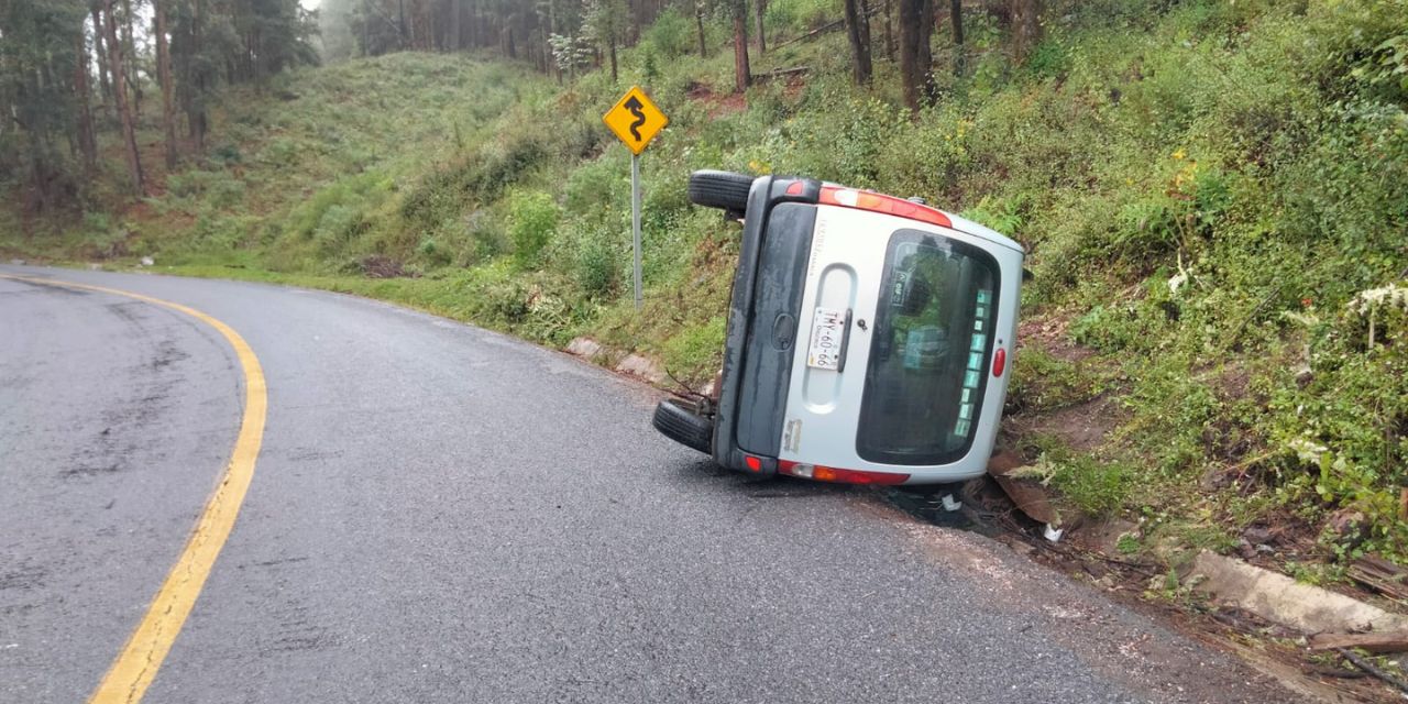 Colisiona y vuelca en la vía Oaxaca-Ixtlán
