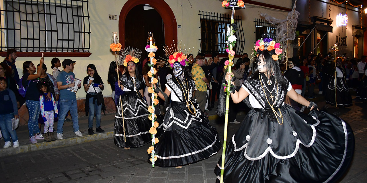 Vivos festejan a muertos en magna COMPARSA | El Imparcial de Oaxaca