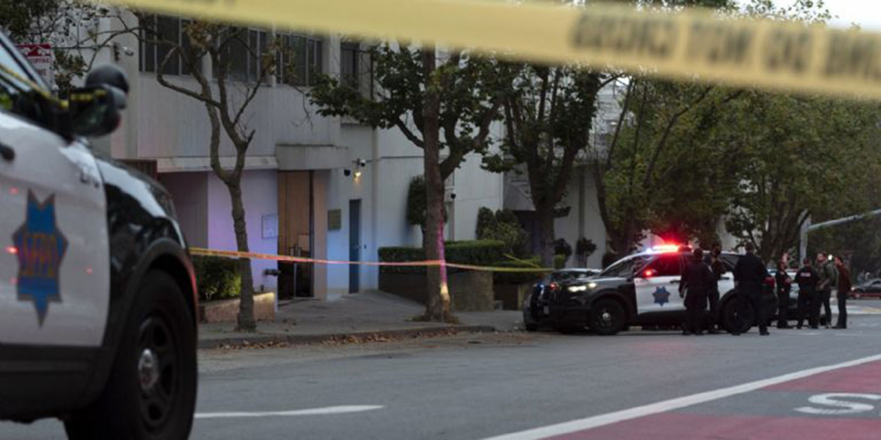VIDEO Hombre muere al estrellar su auto contra el consulado chino en San Francisco