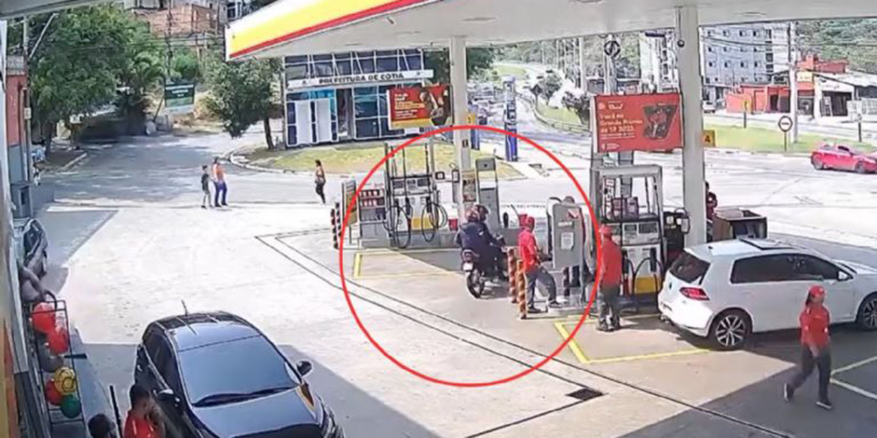 Asalto fallido en gasolinería: Trabajadores someten a golpes a uno de los delincuentes