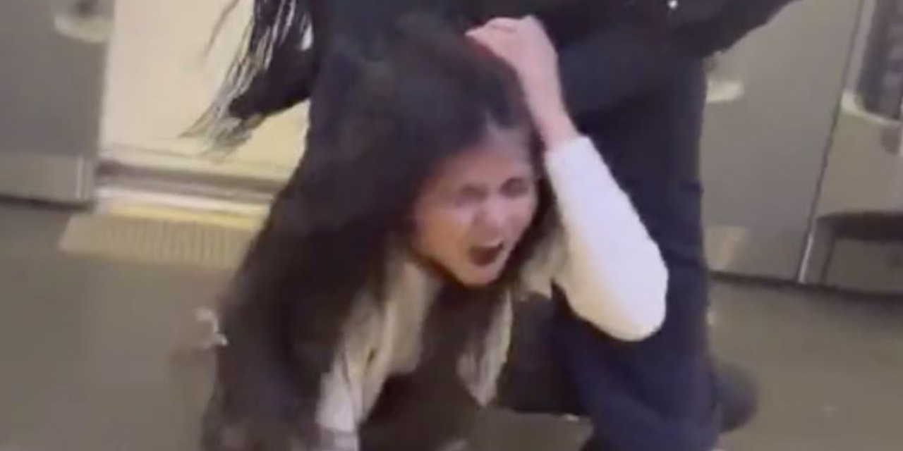 VIDEO: Mujer es brutalmente golpeada en el metro de Londes