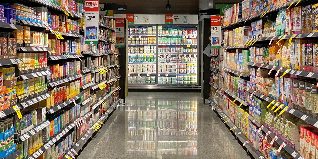 VIDEO: Niña muere electrocutada al abrir un refrigerador de un supermercado de la India | El Imparcial de Oaxaca
