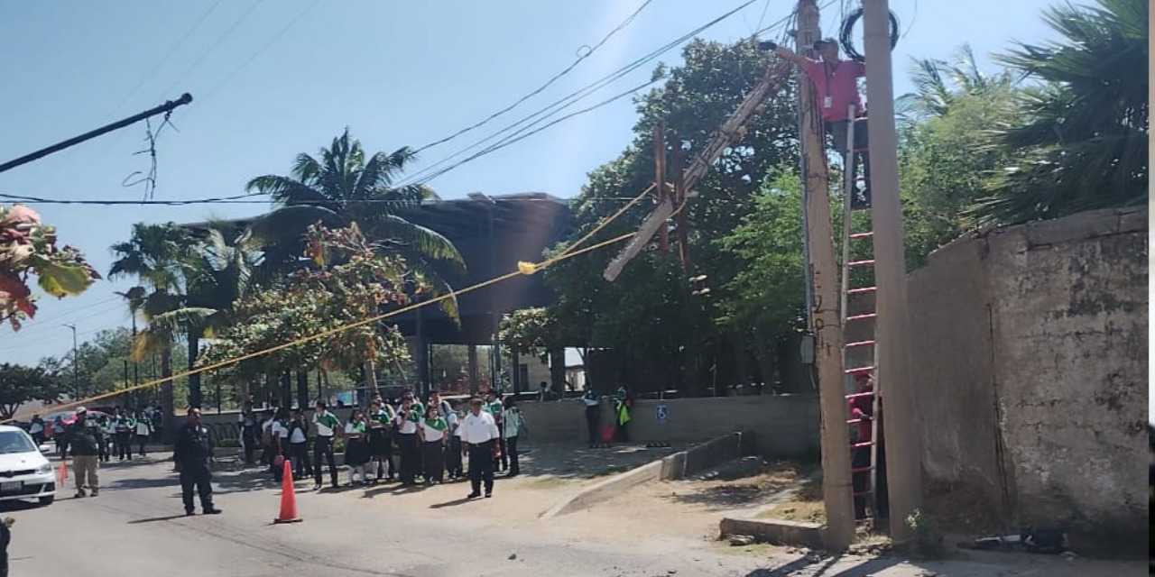 Poste caído puso en riesgo a estudiantes del CONALEP | El Imparcial de Oaxaca