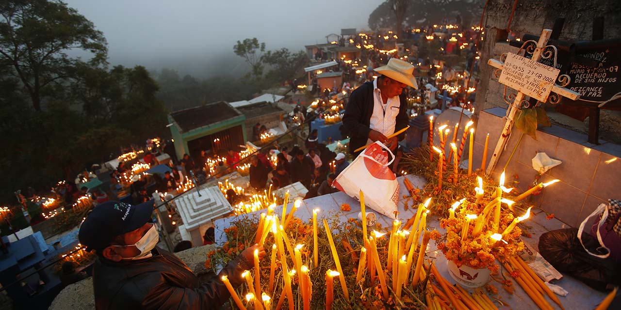Con velas iluminan camposanto en memoria de sus antepasados