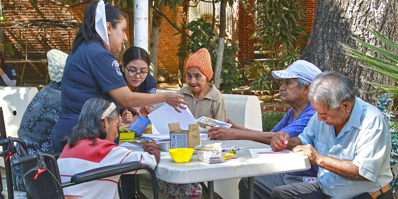 Fotos: Adrián Gaytán // Apoyan 80 trabajadoras sociales y el personal del ayuntamiento capitalino.