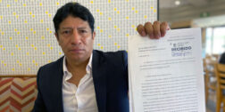 Foto: Carlos Hernández // Aldo Vladimir Vásquez Gómez muestra la escritura original que prueba su propiedad pero que ha sido escriturada a otra persona por Jorge Merlo.