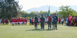 Antes de dar la patada inicial, se realizaron los honores a la Bandera Nacional.