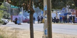 Foto: Luis Alberto Cruz // Con machetes y palos, habitantes de Santo Domingo Teojomulco toman Ciudad Administrativa y golpean a automovilistas y empleados del Gobierno.