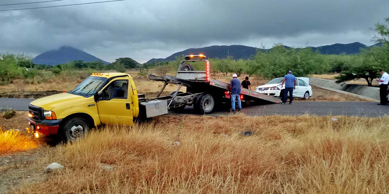 Con una grúa lograron sacar el vehículo de entre la maleza.