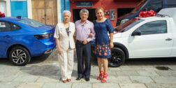 Entregaron los vehículos a las contribuyentes beneficiadas: Martha Lidia Esteban y Estefanía Hortencia de Atocha Guzmán.
