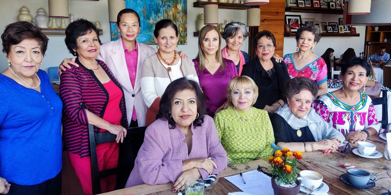 Foto: Rubén Morales // Celia recibió el cariño de sus amigas en esta celebración.