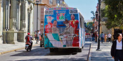 Foto: Adrián Gaytán // Un Citybus invadiendo la bici ruta frente a la Alameda de León.