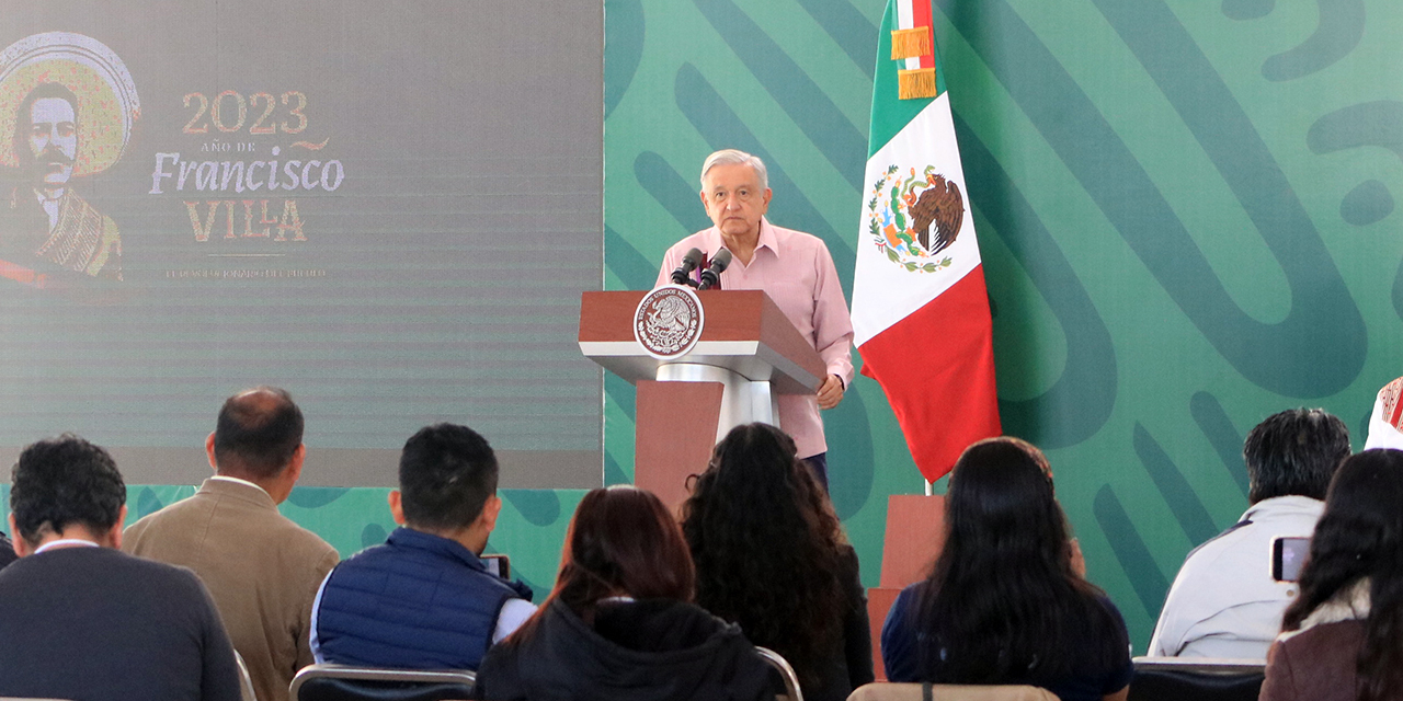 Foto: Adrián Gaytán // El presidente Andrés Manuel López Obrador ofreció su conferencia mañanera en las instalaciones de la 28 Zona Militar, acompañado del gobernador Salomón Jara Cruz.