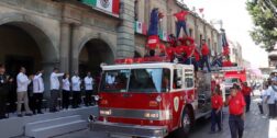 Fotos: Luis Alberto Cruz // Elementos del Heroico Cuerpo de Bomberos dando una demostración de sus habilidades acrobáticas frente al Palacio de Gobierno.