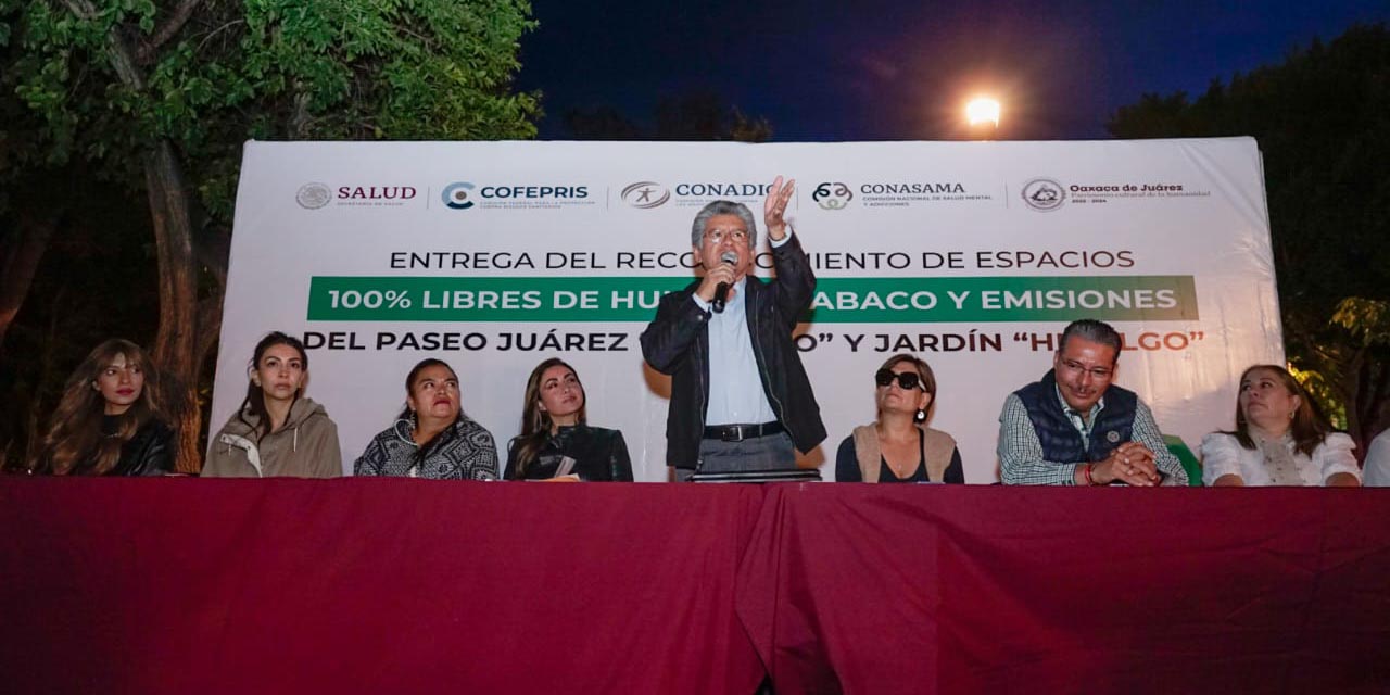Foto: Municipio de Oaxaca de Juárez // El presidente municipal, Francisco Martínez Neri recibió el reconocimiento por parte de los SSO.