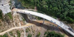 Foto: Gobierno de Oaxaca // El puente y el túnel, presuntamente lo único que falta de la supercarretera a la Costa.