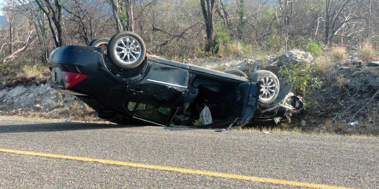 El vehículo volcó sobre la carretera federal 190.