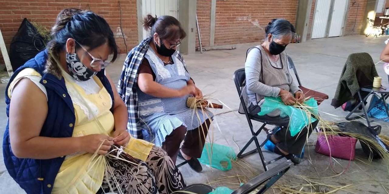 En este intercambio de experiencias artesanales participaron unos 60 artesanos de ocho comunidades.