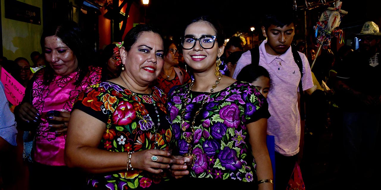 Fotos: Rubén Morales // Guapas mujeres portaron sus trajes regionales.