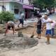 Vecinos reparan pavimento en Pinotepa