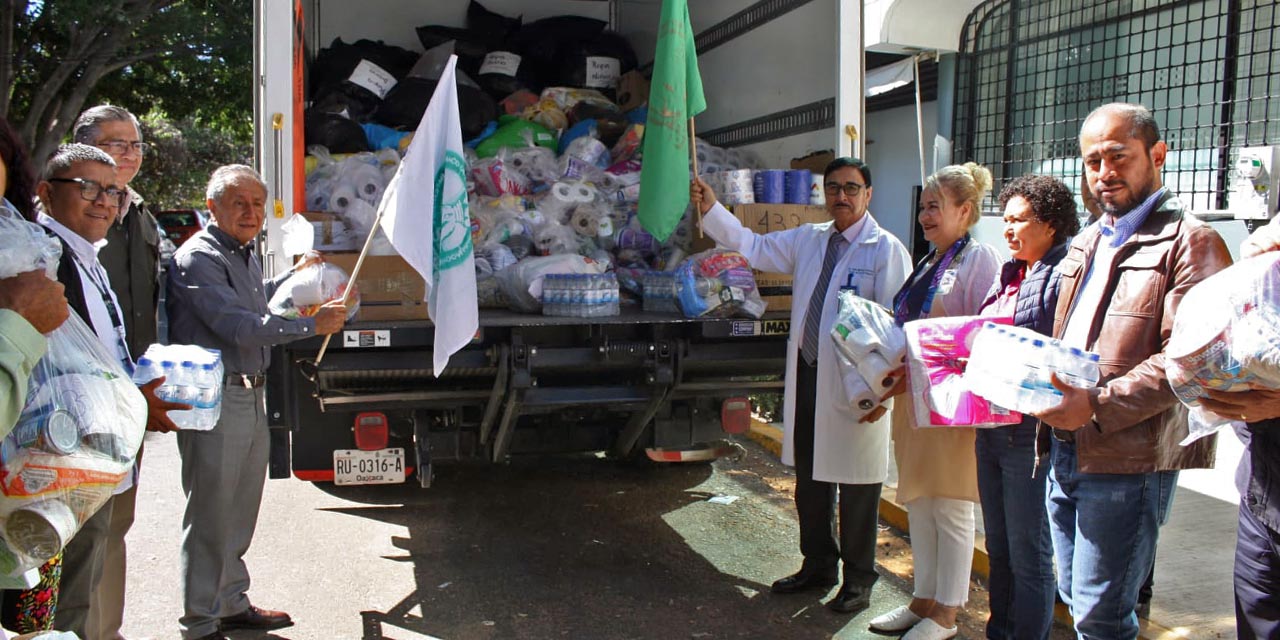 Foto: cortesía // IMSS Oaxaca envía dos camiones con víveres, ropa, material de curación y productos no perecederos para los damnificados de Guerrero.