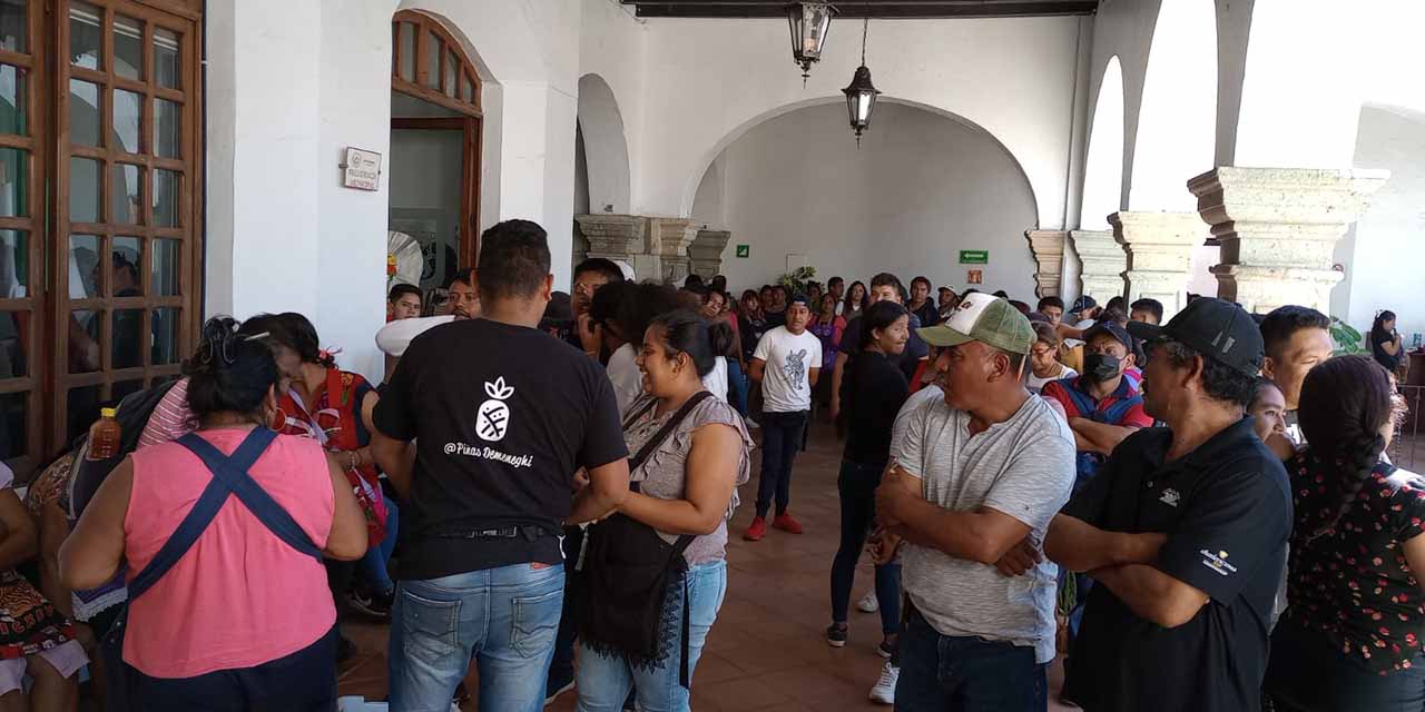 Comerciantes de la CTM “sitian” palacio municipal | El Imparcial de Oaxaca