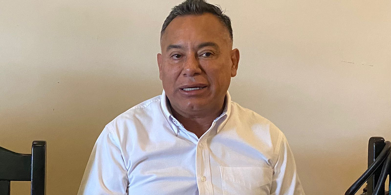En conferencia de prensa, Chente Castellanos adelantó que intentará extender su periodo como presidente municipal en Santa Cruz Xoxocotlán.